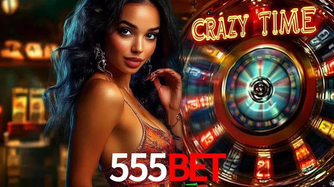 Mulher elegante ao lado da vibrante roda da fortuna do jogo de cassino ao vivo Crazy Time, um dos game shows mais populares e cheios de prêmios do 555BET.